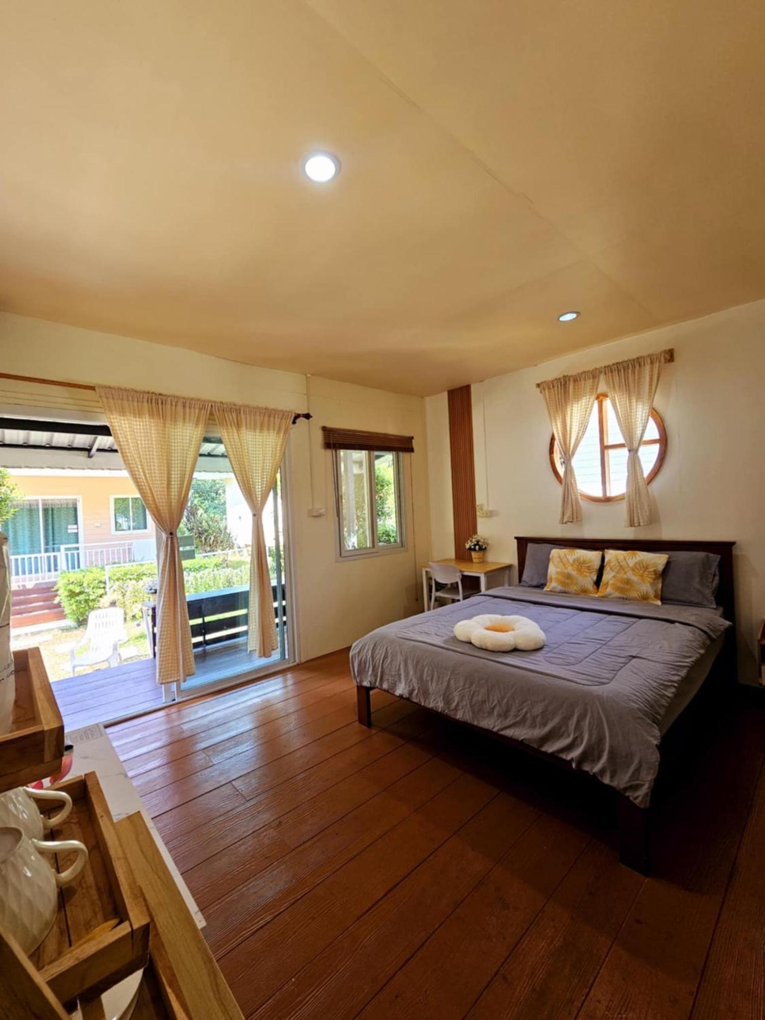 Дом отдыха Baan Suan Khun Ta บ้านพักสวนคุณตา *